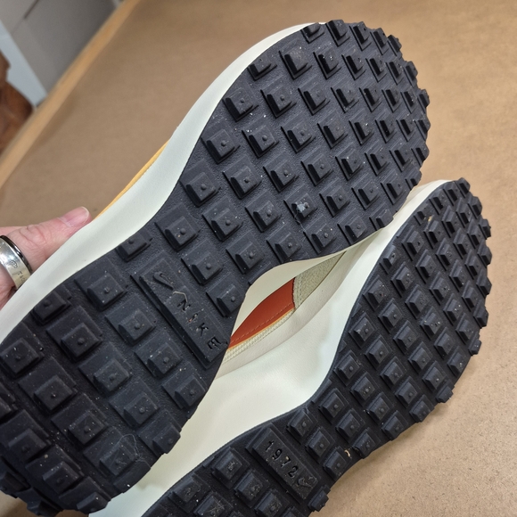 Nike Women's Sneakers in Cream and Orange - Picture 7 of 12